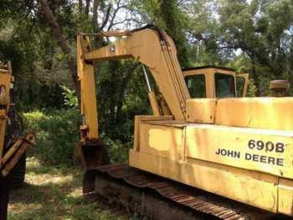 John Deere 690B Excavator
