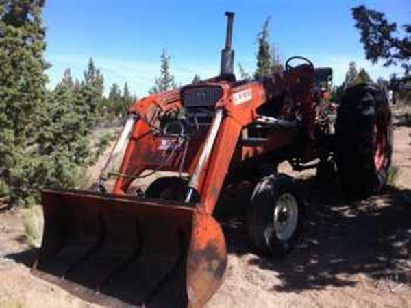 Case IH Farmall with 707 Leon Front End Loader